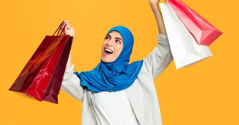 7 Inspirasi Fashion dengan Gamis Satin untuk Bukber